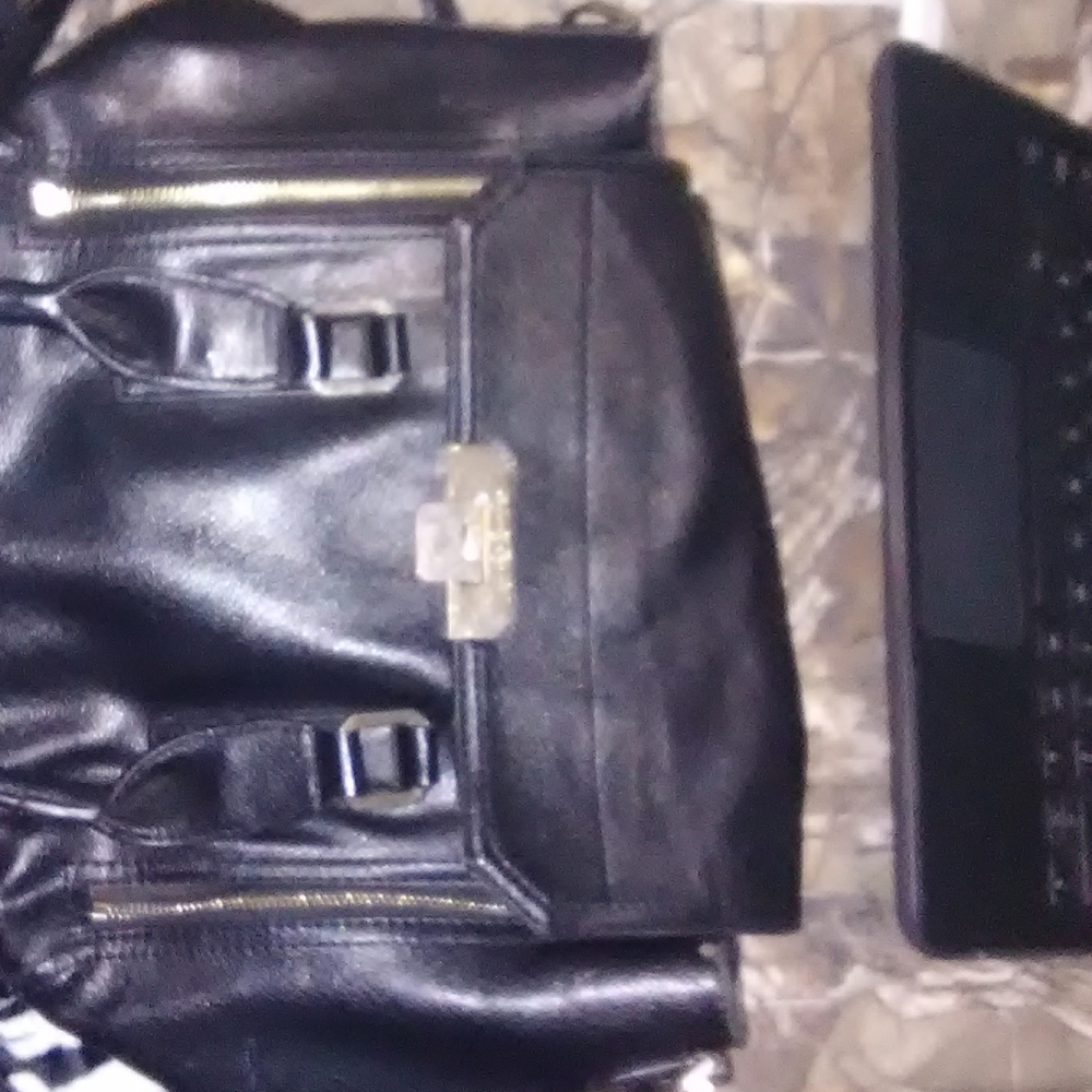 A purse - Picture 1 of 2